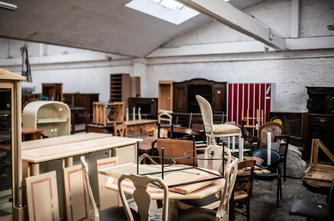 Des meubles dans un local Emmaüs.